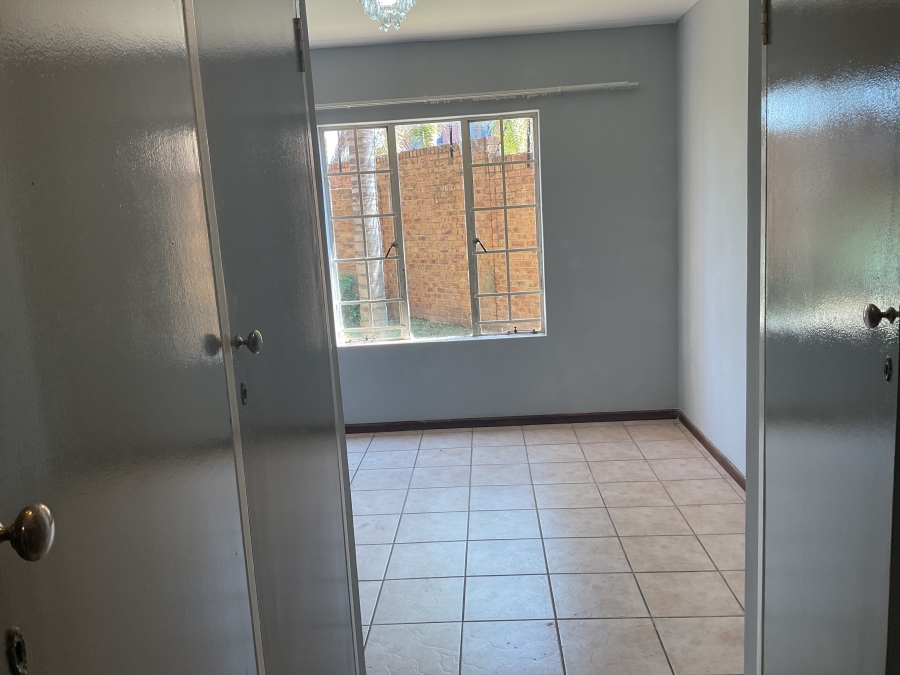 2 Bedroom Property for Sale in Monavoni Gauteng