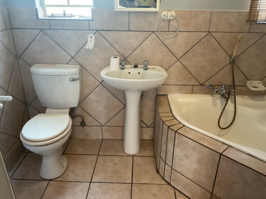 2 Bedroom Property for Sale in Monavoni Gauteng