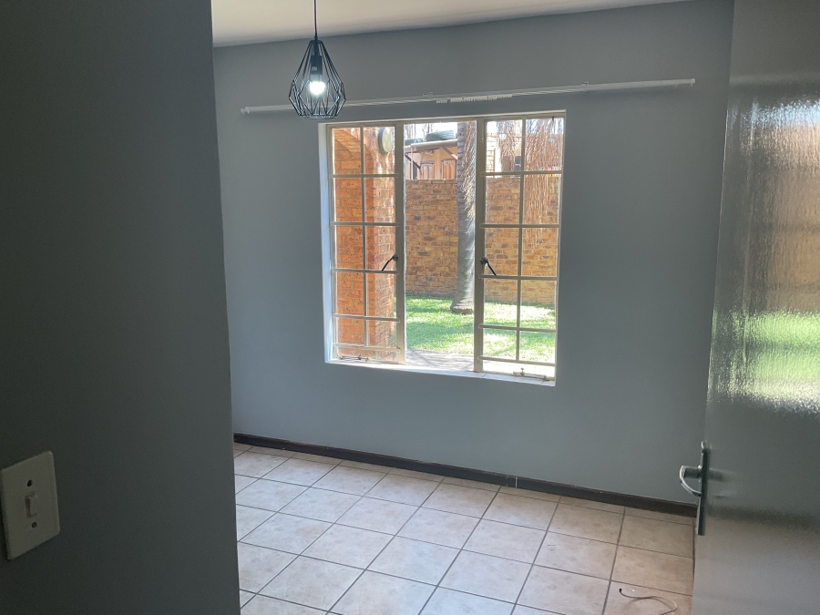 2 Bedroom Property for Sale in Monavoni Gauteng