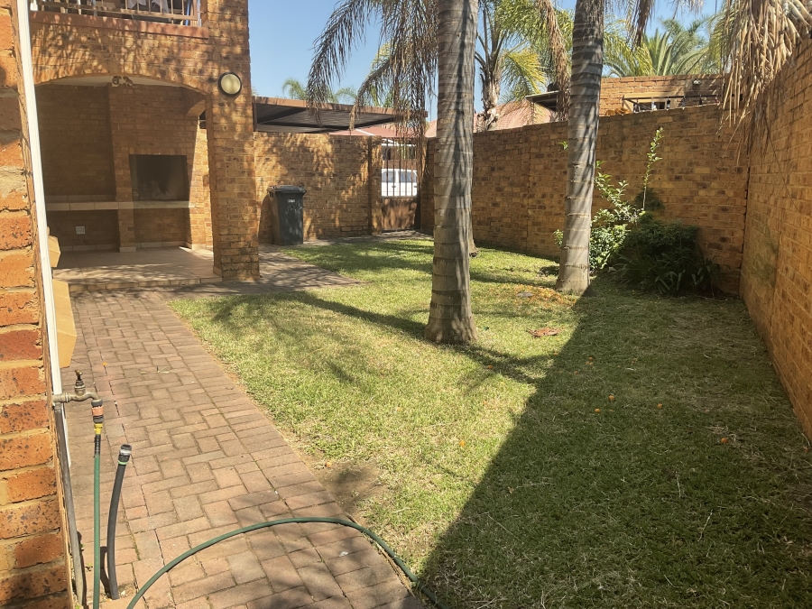 2 Bedroom Property for Sale in Monavoni Gauteng