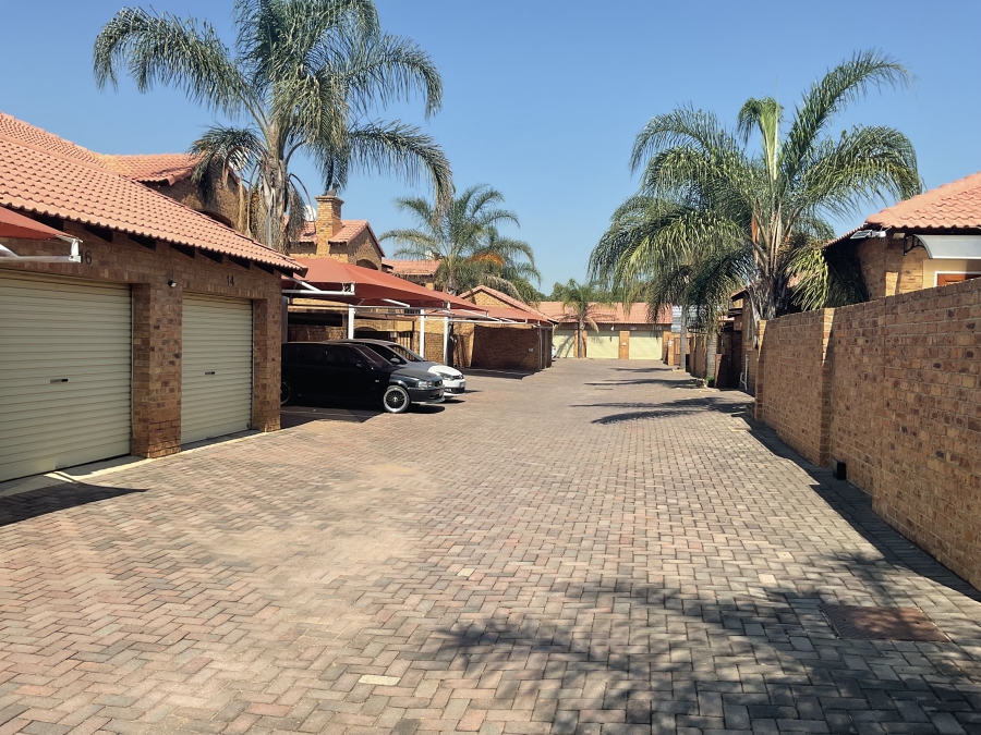 2 Bedroom Property for Sale in Monavoni Gauteng