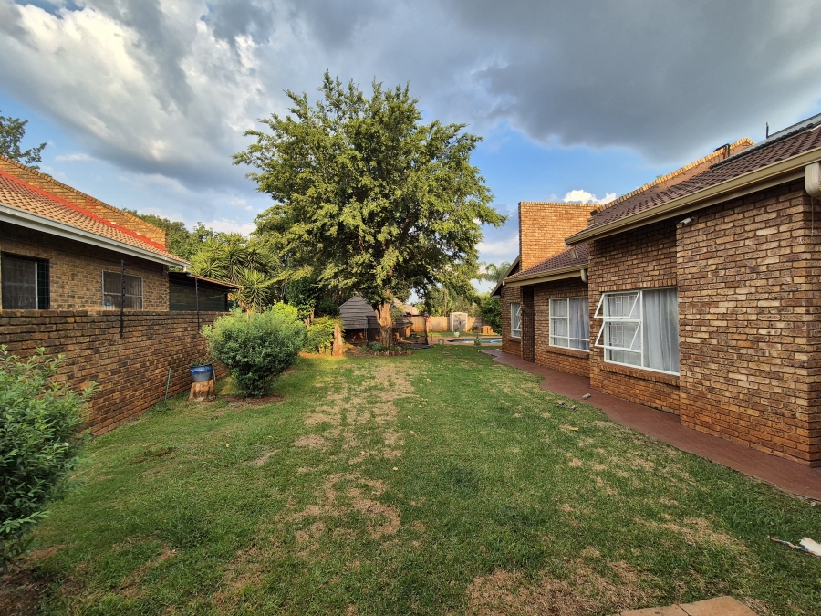 5 Bedroom Property for Sale in Eldoraigne Gauteng