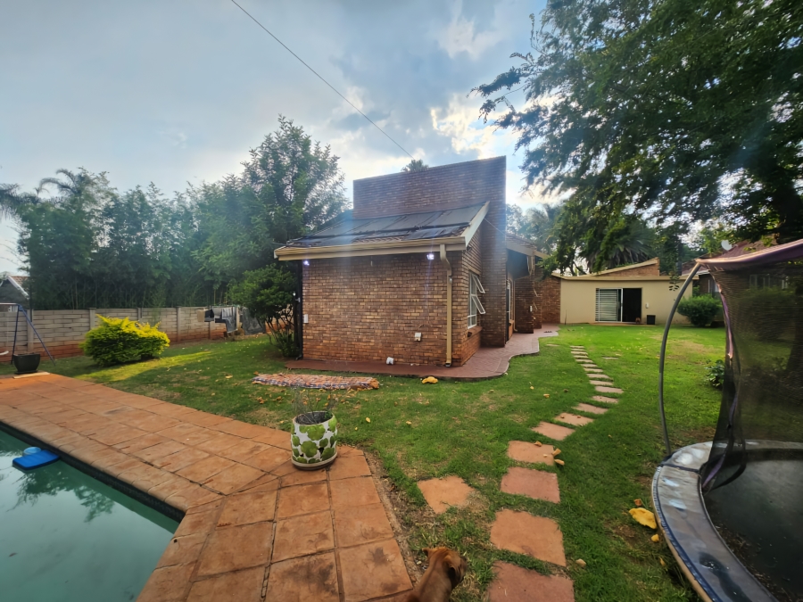 5 Bedroom Property for Sale in Eldoraigne Gauteng