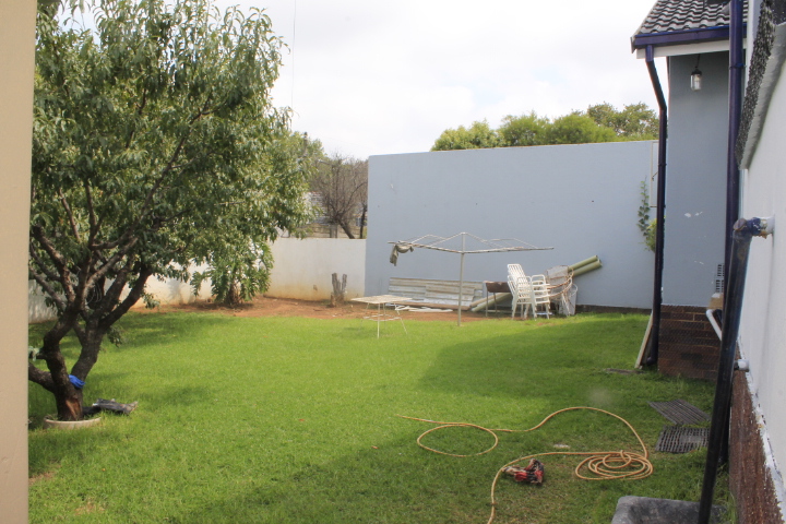 5 Bedroom Property for Sale in Discovery Gauteng