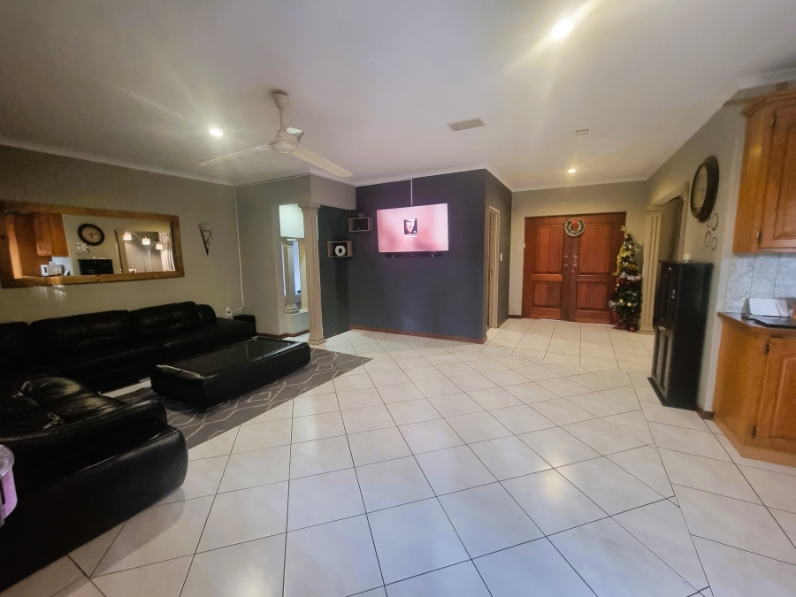 To Let 3 Bedroom Property for Rent in Little Falls Gauteng