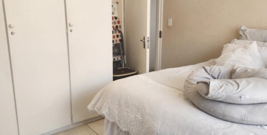 2 Bedroom Property for Sale in Linmeyer Gauteng