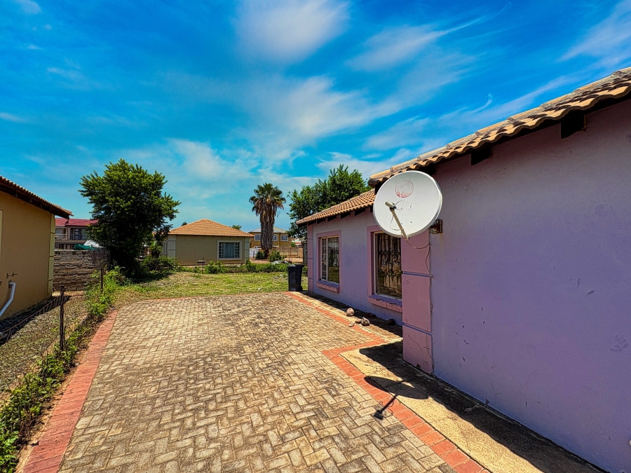 3 Bedroom Property for Sale in Rosslyn Gauteng