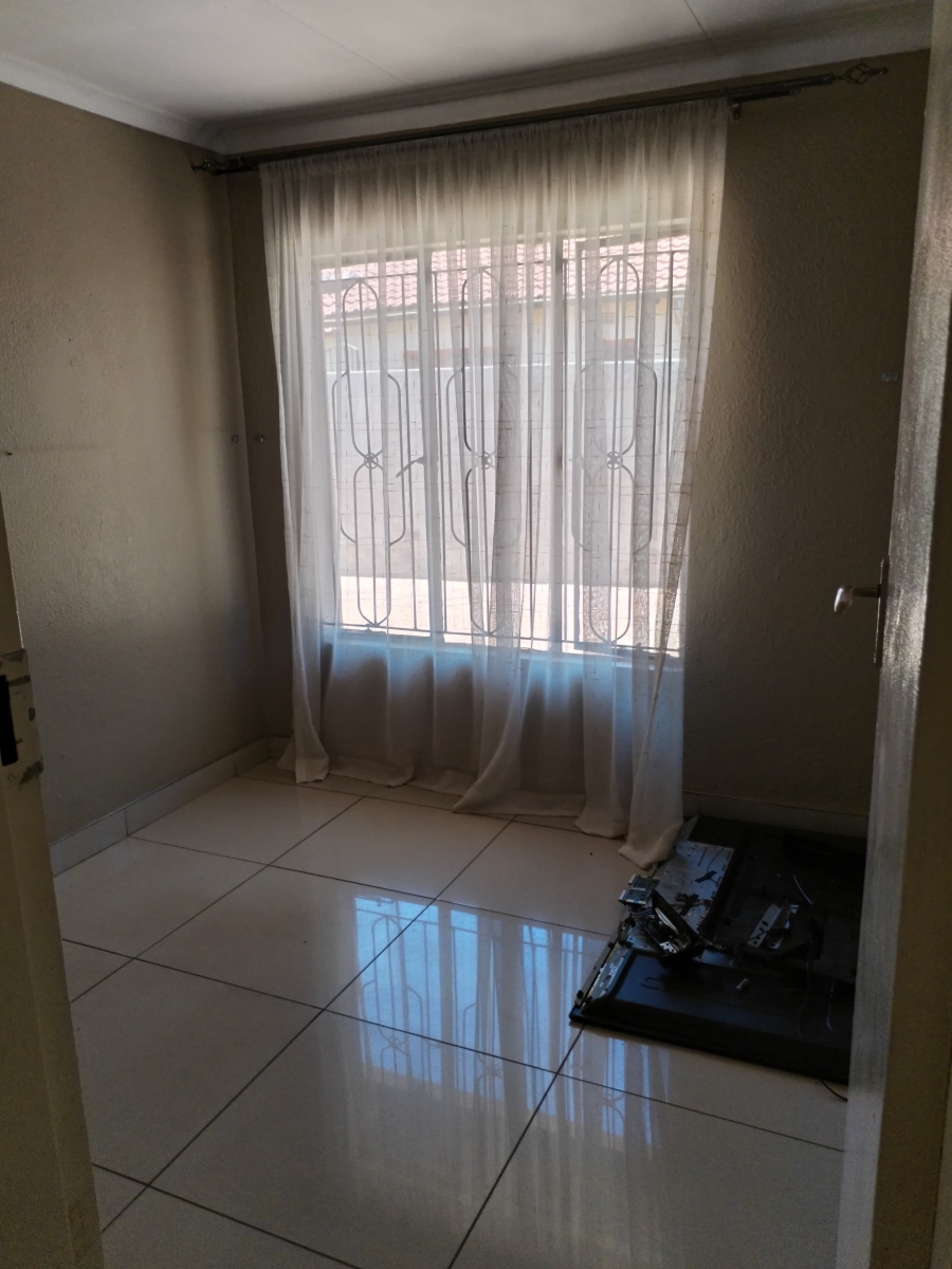 To Let 3 Bedroom Property for Rent in Vosloorus Gauteng