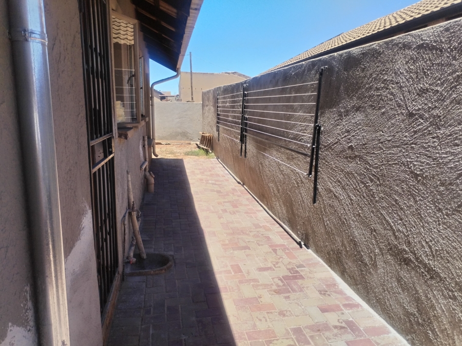 To Let 3 Bedroom Property for Rent in Vosloorus Gauteng