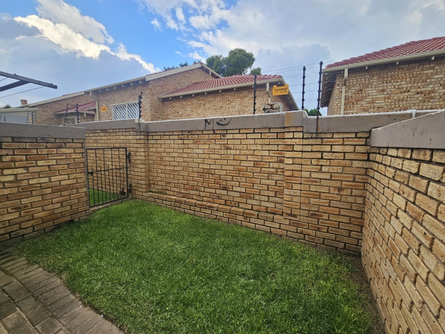 2 Bedroom Property for Sale in Honeydew Manor Gauteng