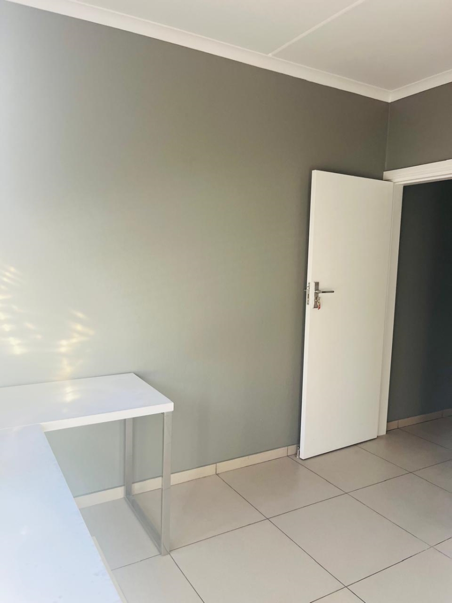 To Let 2 Bedroom Property for Rent in Erand Gardens Gauteng