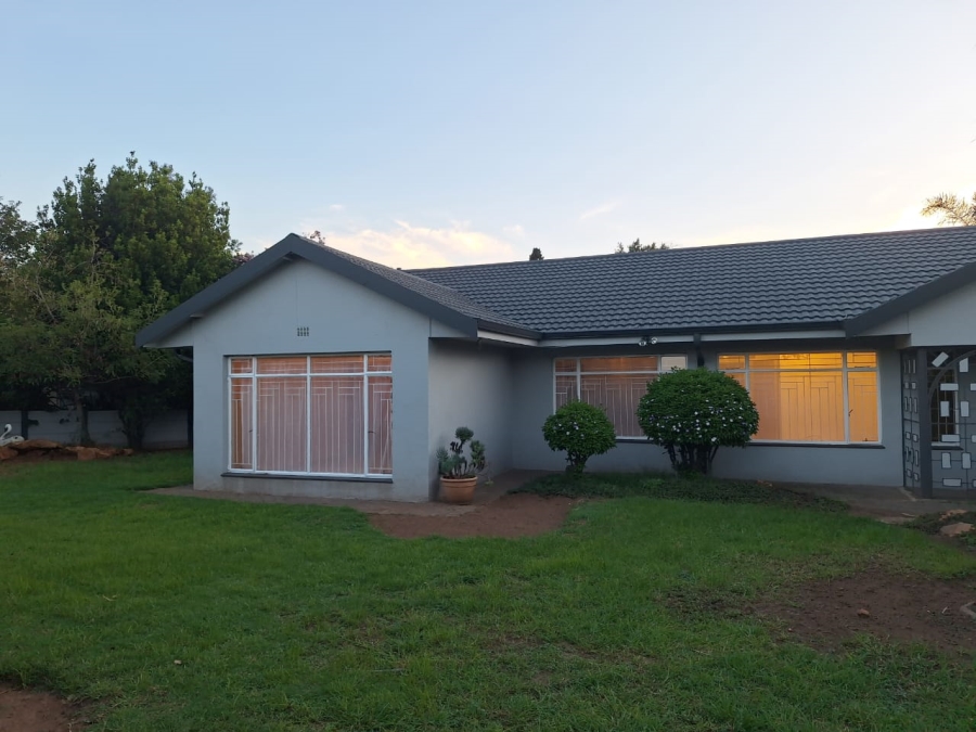 To Let 4 Bedroom Property for Rent in Farrarmere Gauteng