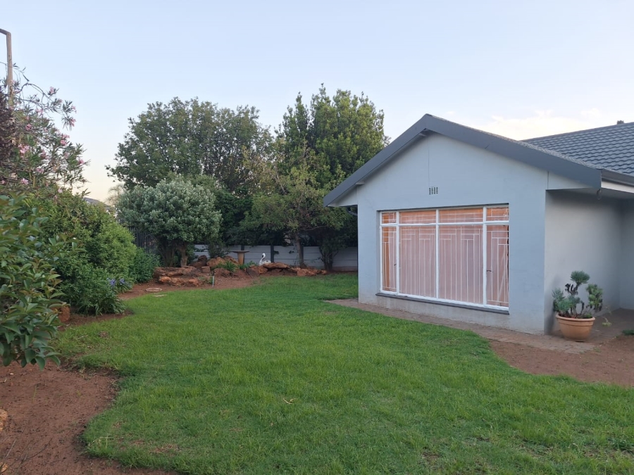 To Let 4 Bedroom Property for Rent in Farrarmere Gauteng