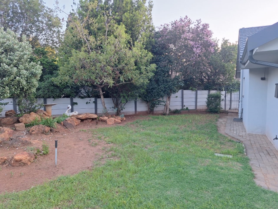 To Let 4 Bedroom Property for Rent in Farrarmere Gauteng