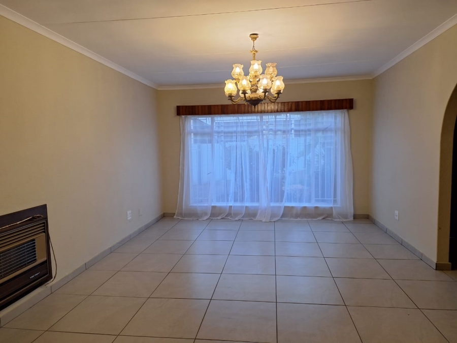 To Let 4 Bedroom Property for Rent in Farrarmere Gauteng