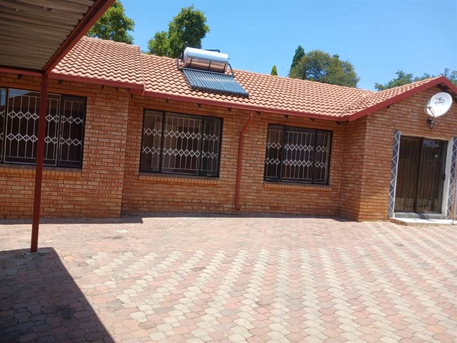 To Let 4 Bedroom Property for Rent in Country View Gauteng