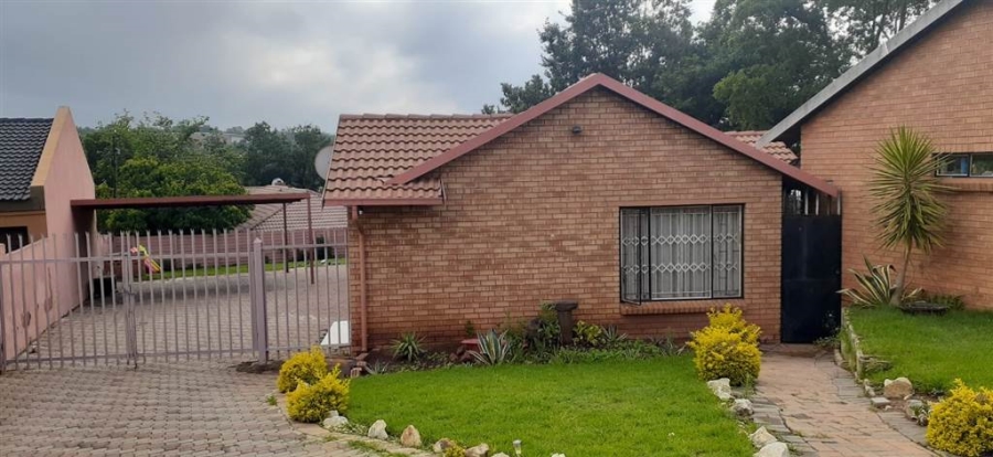 To Let 4 Bedroom Property for Rent in Country View Gauteng