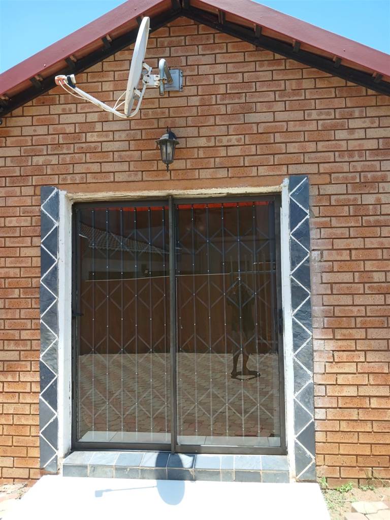 To Let 4 Bedroom Property for Rent in Country View Gauteng