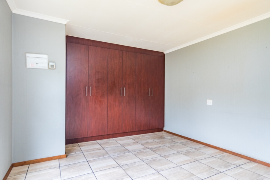 To Let 2 Bedroom Property for Rent in Monument Gauteng