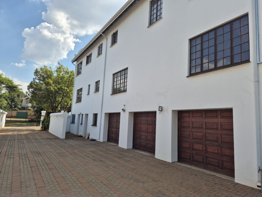 6 Bedroom Property for Sale in Eldoraigne Gauteng