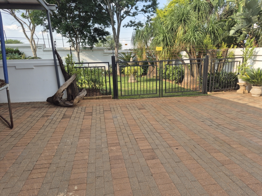 6 Bedroom Property for Sale in Eldoraigne Gauteng