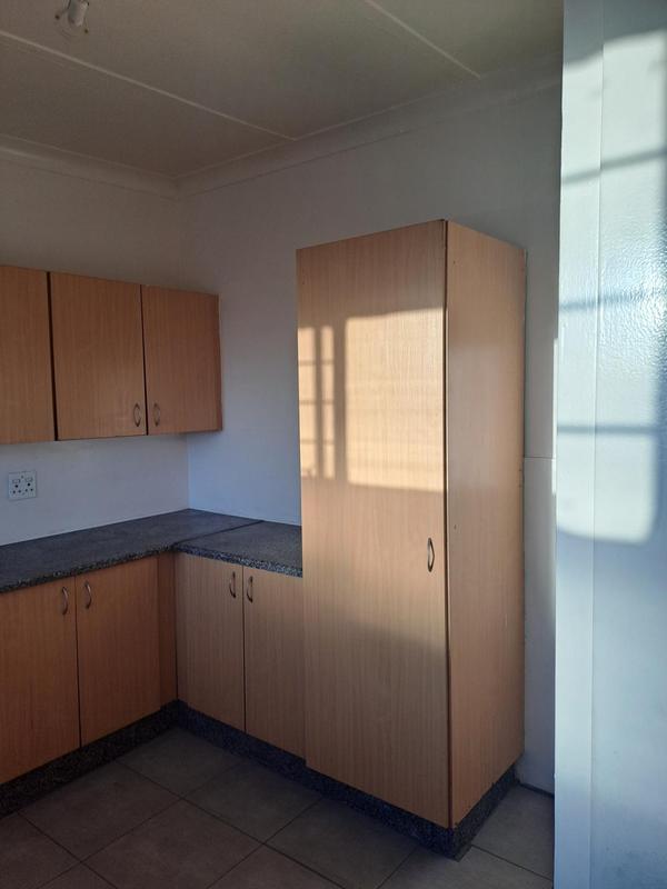 To Let 1 Bedroom Property for Rent in Florida Lake Gauteng