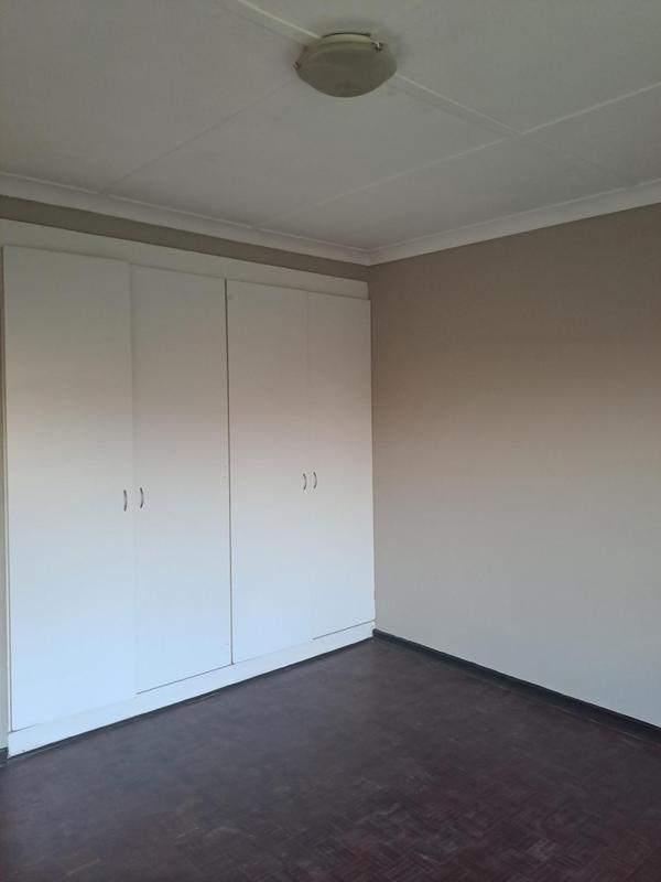 To Let 1 Bedroom Property for Rent in Florida Lake Gauteng