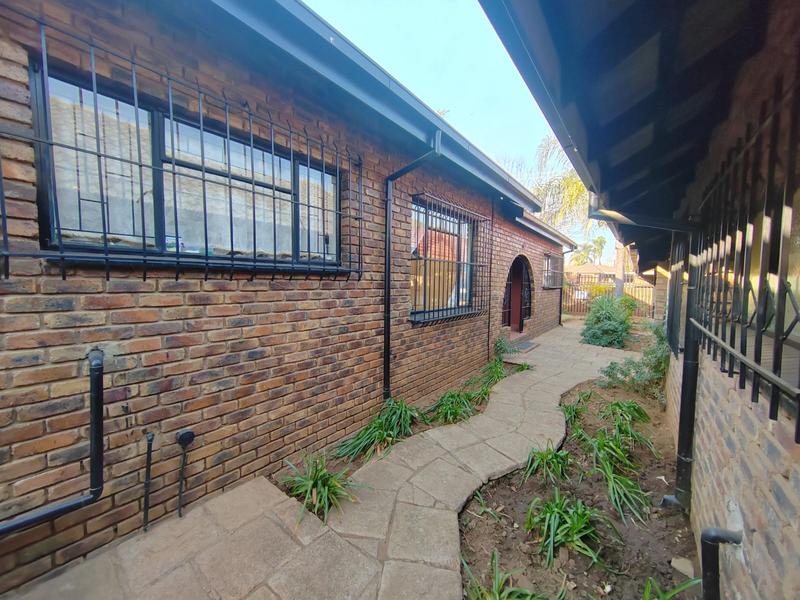 4 Bedroom Property for Sale in Mountain View Gauteng