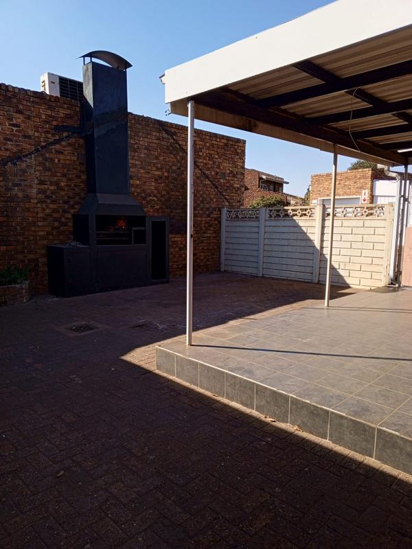 To Let 3 Bedroom Property for Rent in Flora Gardens Gauteng