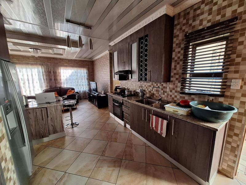 To Let 5 Bedroom Property for Rent in Summerfields Estate Gauteng