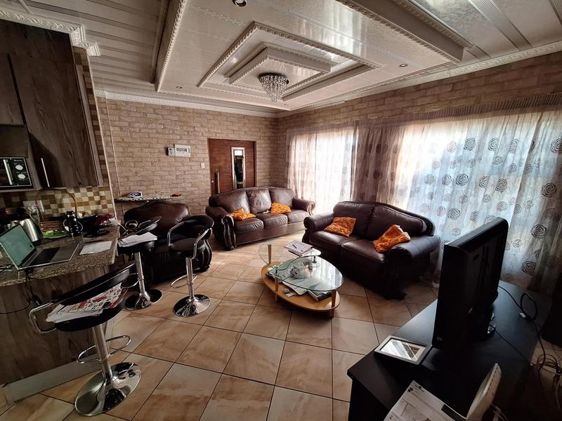 To Let 5 Bedroom Property for Rent in Summerfields Estate Gauteng