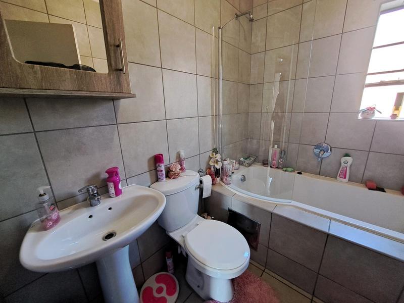 2 Bedroom Property for Sale in Heuweloord Gauteng