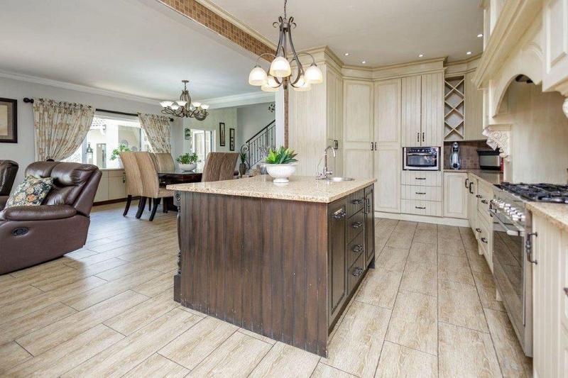 6 Bedroom Property for Sale in Alberante Gauteng