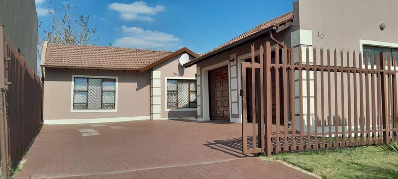 3 Bedroom Property for Sale in Commercia Gauteng