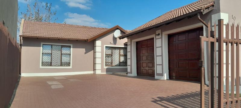 3 Bedroom Property for Sale in Commercia Gauteng