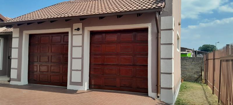 3 Bedroom Property for Sale in Commercia Gauteng