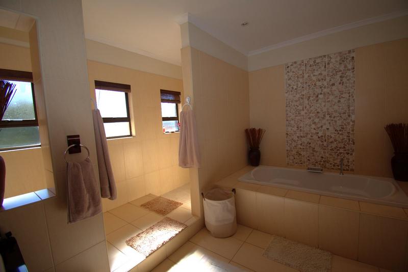 4 Bedroom Property for Sale in Featherbrooke Estate Gauteng