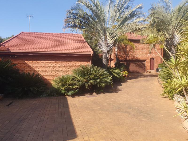 5 Bedroom Property for Sale in Florauna Gauteng