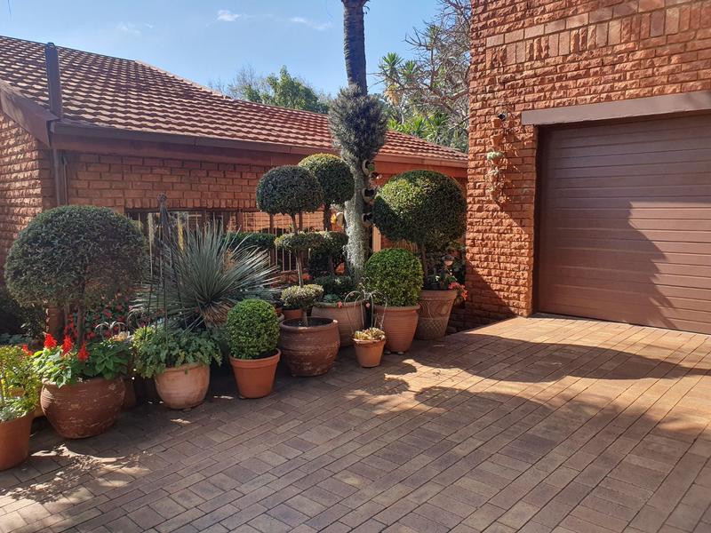 5 Bedroom Property for Sale in Florauna Gauteng