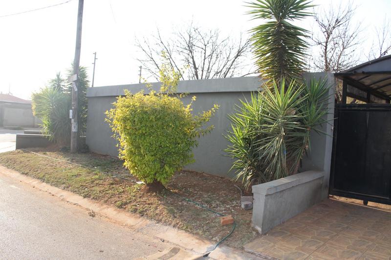 2 Bedroom Property for Sale in Protea Glen Gauteng