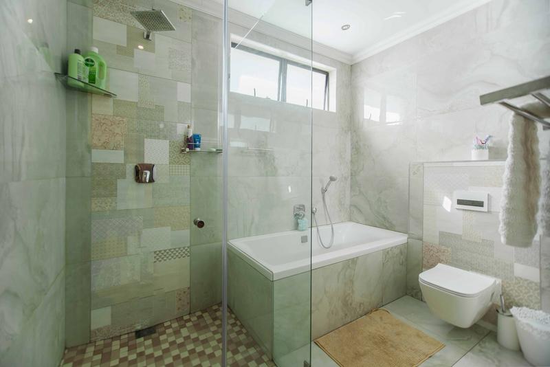 5 Bedroom Property for Sale in Copperleaf Estate Gauteng