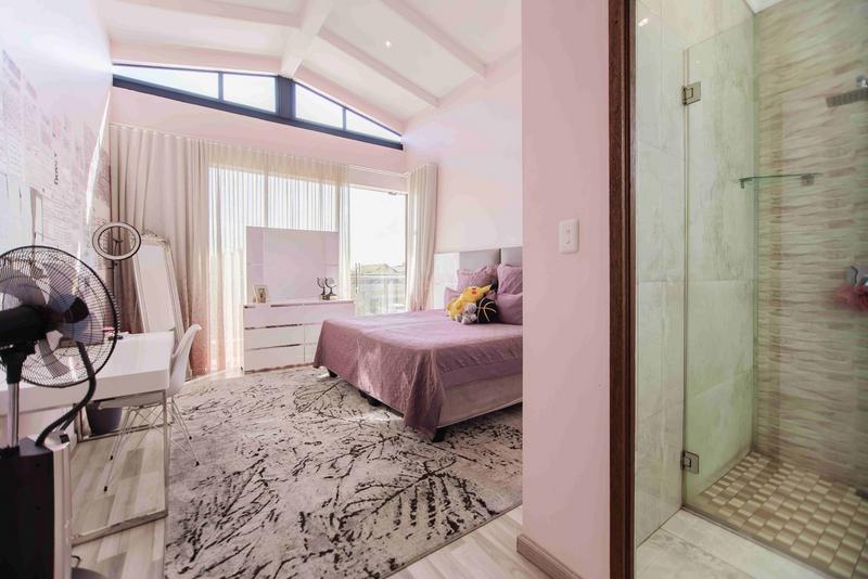5 Bedroom Property for Sale in Copperleaf Estate Gauteng