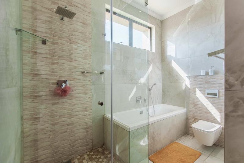 5 Bedroom Property for Sale in Copperleaf Estate Gauteng