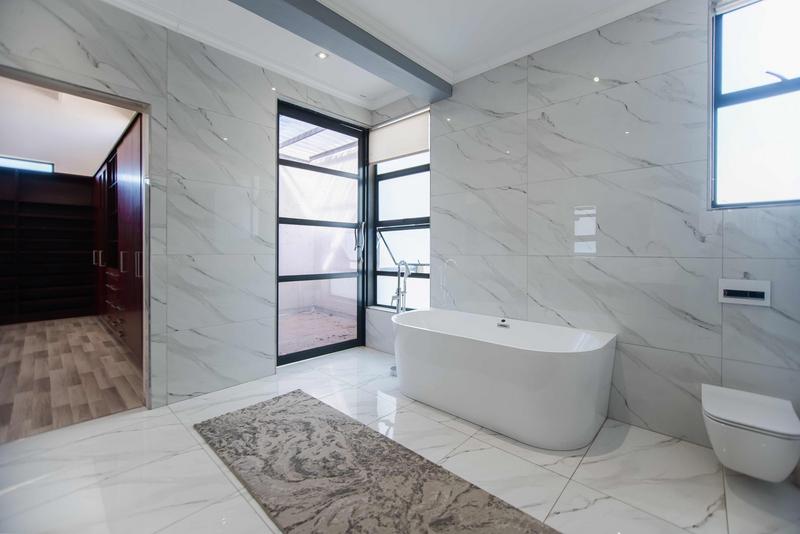 5 Bedroom Property for Sale in Copperleaf Estate Gauteng