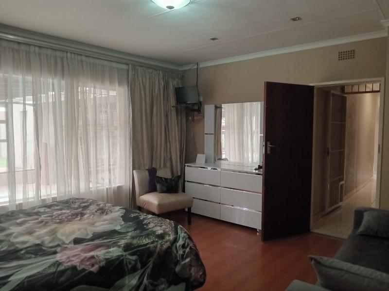 5 Bedroom Property for Sale in Van Riebeeck Park Gauteng