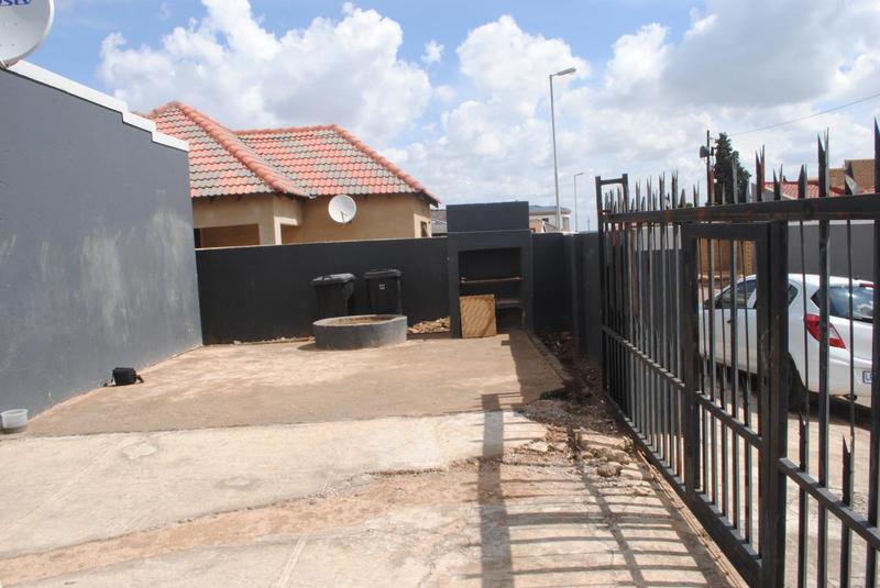 8 Bedroom Property for Sale in Dobsonville Ext 3 Gauteng