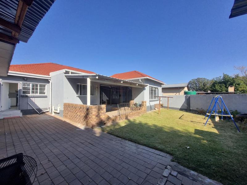 To Let 4 Bedroom Property for Rent in Queenswood Gauteng