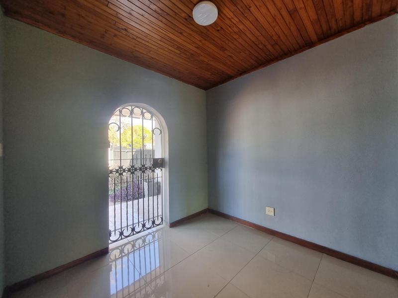 To Let 4 Bedroom Property for Rent in Queenswood Gauteng