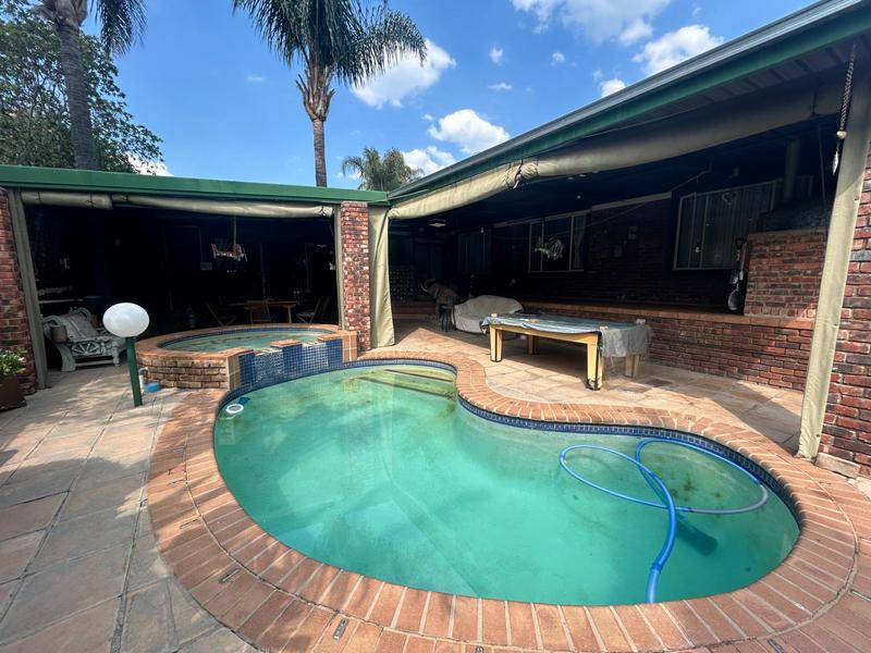 4 Bedroom Property for Sale in Rooihuiskraal Gauteng