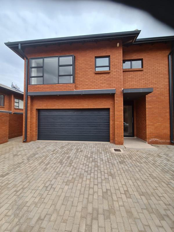 To Let 5 Bedroom Property for Rent in Erasmia Gauteng